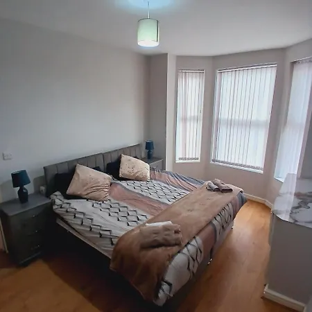 4 Bedroom House In Gorton, - Wifi - Free Parking Mánchester