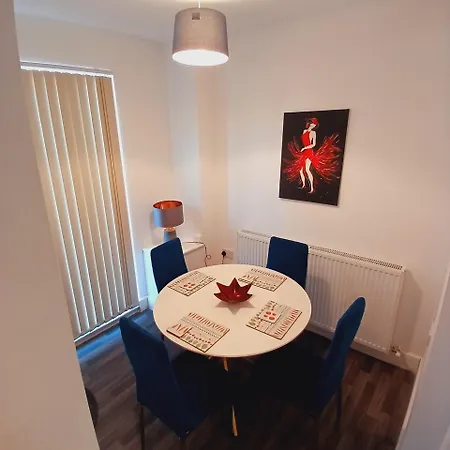 4 Bedroom House Near Centre With Free Parking And Wifi Mánchester