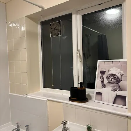 Stylish 3br Retreat Sleeps 7 Free Parking Long *