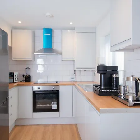 Modern 3 Bedroom Semi-detached With Driveway Parking Сasa de vacaciones *