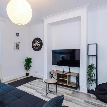 Stylish And Cozy 2bdr With Free Street Parking * Mánchester
