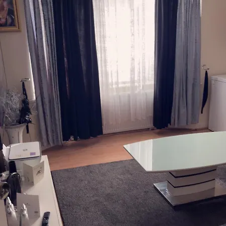 Comfortable Double Bedroom In Near Centre *