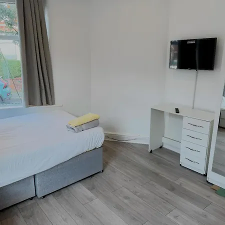 Spacious 4 Bedroom With 3 Ensuites, Hosted By Eason Holiday home Manchester