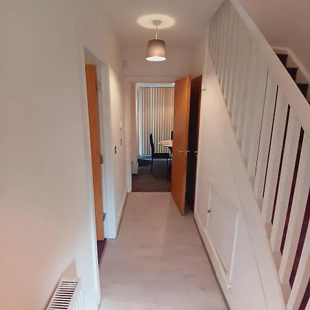 4 Bedroom House Near Centre With Free Parking And Wifi Сasa de vacaciones *