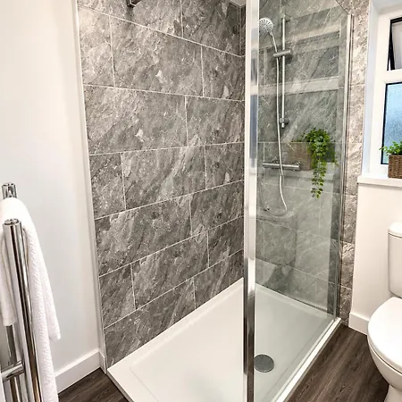 Cosy Sleeps 7 Close To Centre