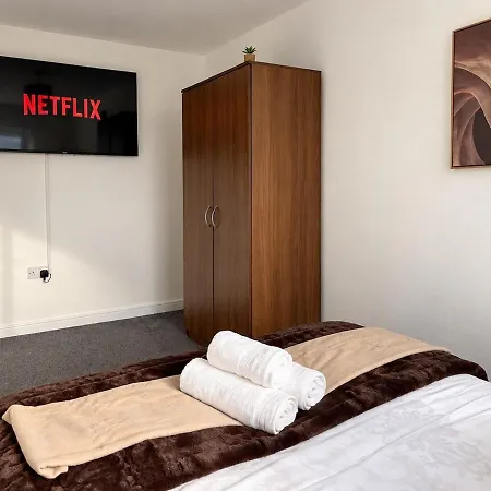 Сasa de vacaciones Etihad & Co-op Live Home, Hot Tub, Free Private Parking, 3 Bedrooms, Sleeps 8