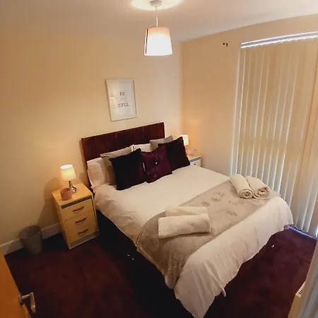 4 Bedroom House Near Centre With Free Parking And Wifi *