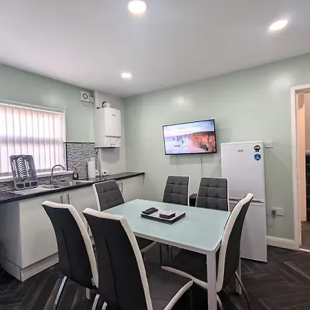 5 Bed House - Sleeps 9 - Free Parking *