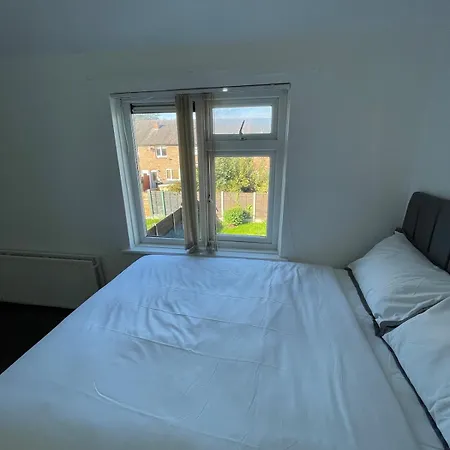 3-bedroom In Trafford With Free Parking *