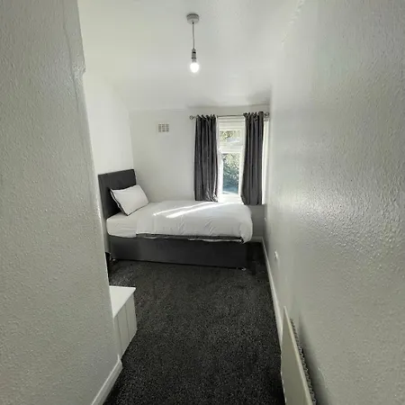 Сasa de vacaciones 3-bedroom In Trafford With Free Parking *