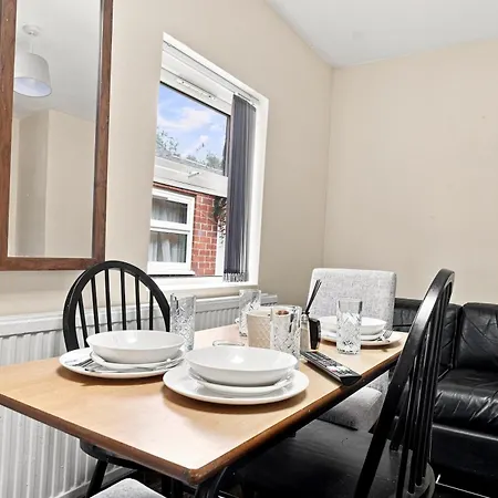 Spacious Family House Near Old Trafford, Сasa de vacaciones Mánchester