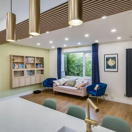 Stylish Family Friendly In The Heart Of Prestwich - Sleeps 4 Сasa de vacaciones
