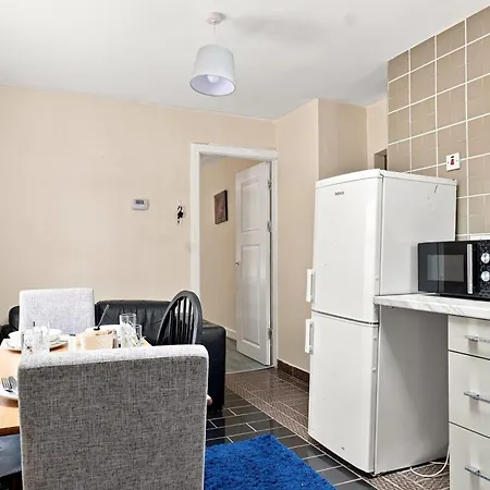 Spacious Family House Near Old Trafford, *