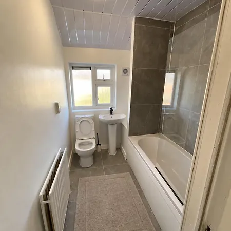 Сasa de vacaciones 3-bedroom In Trafford With Free Parking Mánchester