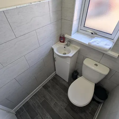 5 Bed House - Sleeps 9 - Free Parking * Mánchester