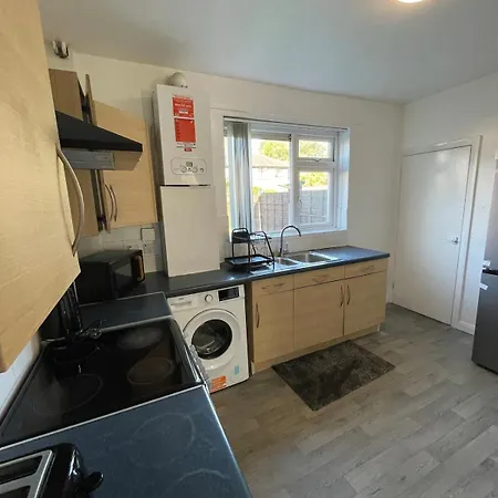3-bedroom In Trafford With Free Parking