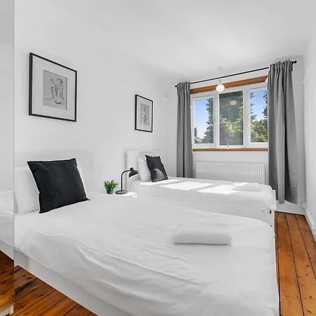 3 Bed Sleeps 8 Free Parking