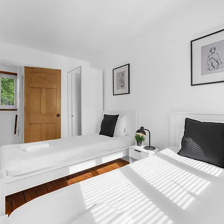 Сasa de vacaciones 3 Bed Sleeps 8 Free Parking