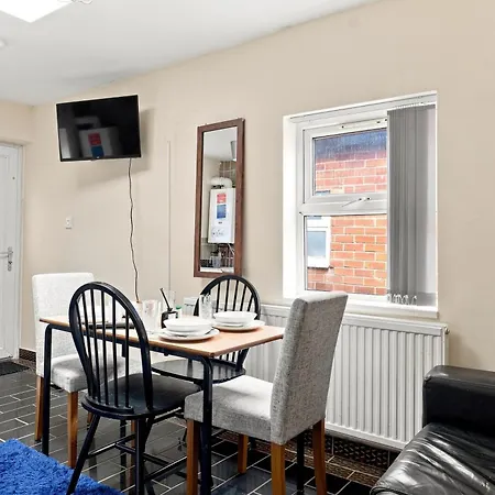 Сasa de vacaciones Spacious Family House Near Old Trafford, *