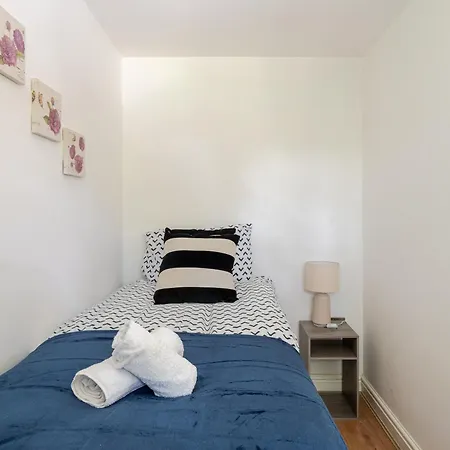 Сasa de vacaciones Spacious 3 Bed Contractor And Family With Parking