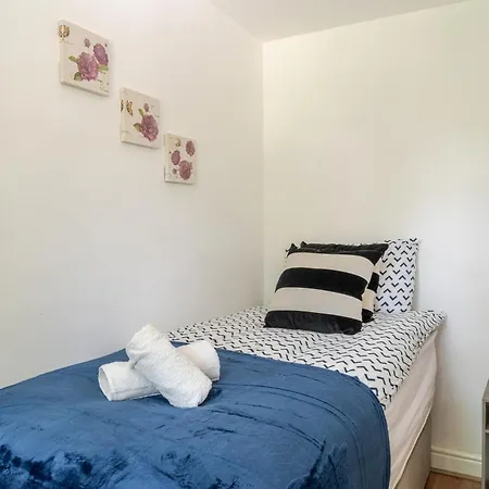 Spacious 3 Bed Contractor And Family With Parking * Mánchester