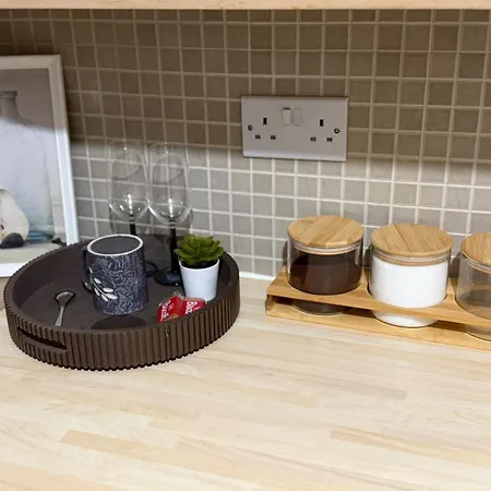 Spacious 4-bed House Sleeps 6 *