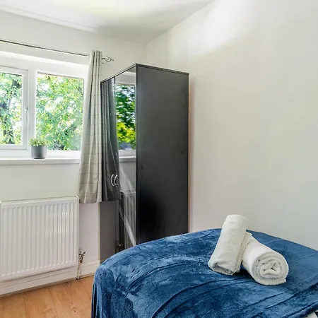 Spacious 3 Bed Contractor And Family With Parking *