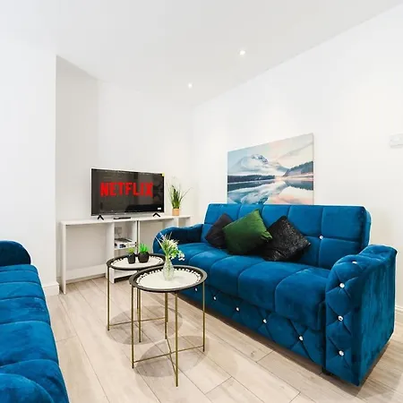 Spacious 3-bedroomed, Entire House, Close To Old Trafford & Centre -ideal For Contractors, Corporate Teams & Group With Free Parking * Mánchester