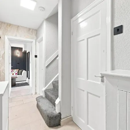 Сasa de vacaciones Stylish 5-bed 3 King Beds 1 Double 1 Single Sleeps 9 *