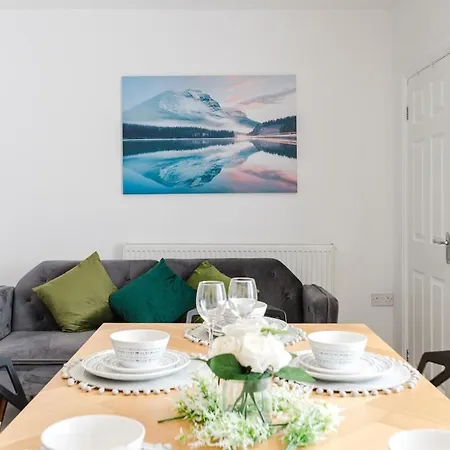 Spacious 3-bedroomed, Entire House, Close To Old Trafford & Centre -ideal For Contractors, Corporate Teams & Group With Free Parking *