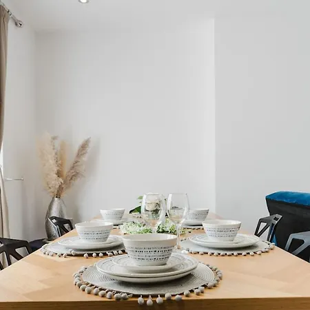 Spacious 3-bedroomed, Entire House, Close To Old Trafford & Centre -ideal For Contractors, Corporate Teams & Group With Free Parking Сasa de vacaciones