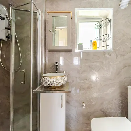 Spacious 3 Bed Contractor And Family With Parking Сasa de vacaciones *