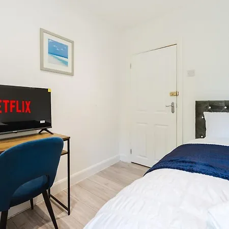Spacious 3-bedroomed, Entire House, Close To Old Trafford & Centre -ideal For Contractors, Corporate Teams & Group With Free Parking