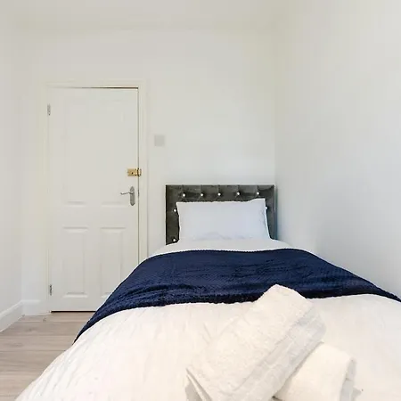 Spacious 3-bedroomed, Entire House, Close To Old Trafford & Centre -ideal For Contractors, Corporate Teams & Group With Free Parking *