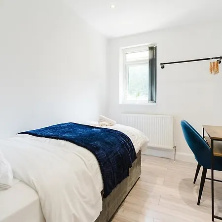 Spacious 3-bedroomed, Entire House, Close To Old Trafford & Centre -ideal For Contractors, Corporate Teams & Group With Free Parking Сasa de vacaciones