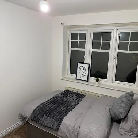 Spacious 4-bed House Sleeps 6