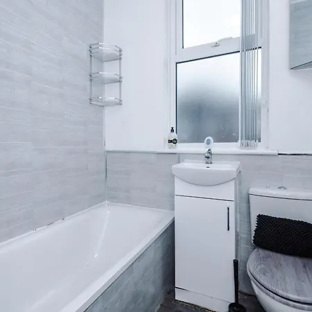 Stylish And Cozy 2bdr With Free Street Parking *