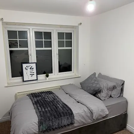 Spacious 4-bed House Sleeps 6 * Mánchester