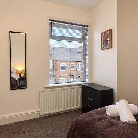 Charming 3br House With Pool Table & Free Parking *