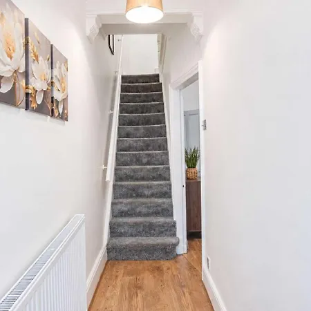 Charming 3br House With Pool Table & Free Parking *