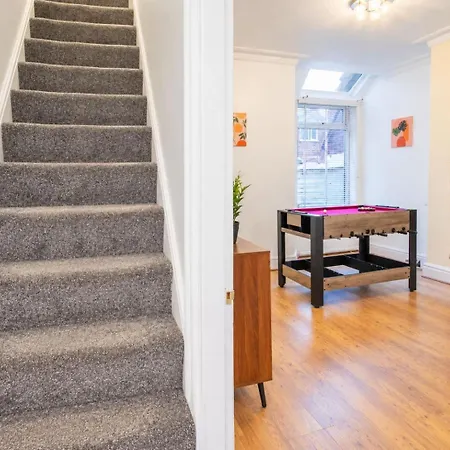 Сasa de vacaciones Charming 3br House With Pool Table & Free Parking *