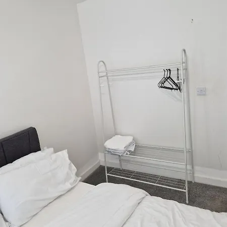 Lovely One Bedroom Apartment, Balcony & Sleep Four Mánchester