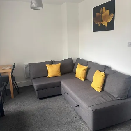 Upper Flat In Clayton Walking Distance To Etihad Co-op Live *