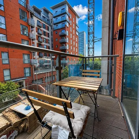Apartment Newly Renovated Flat With Balcony - Pass The Keys *