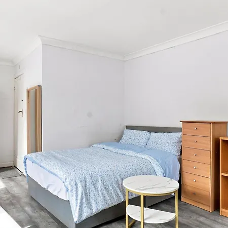 Self-contained Near Old Trafford, * Manchester