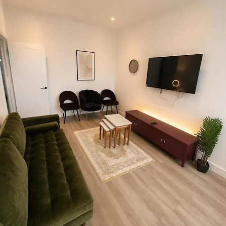4-bed Near Itihad & Co-op Live Mánchester