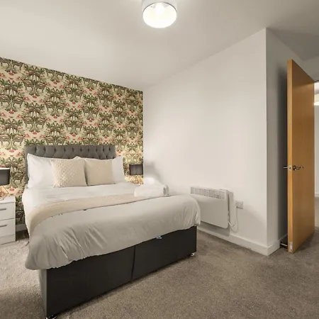 Spacious 2br • Pool Table • Workspace • Balcony Mánchester