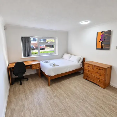 Apartamento 4-bed In Sleeps 8 *