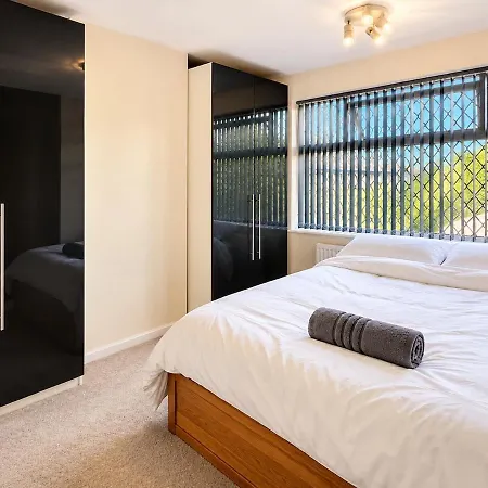 Apartamento Modern 3-bed With Parking