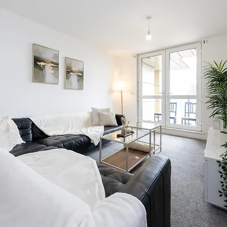 Spacious 3-bed Centre Pool Table Apartamento